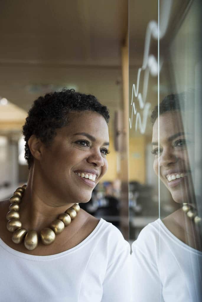 Sabina schaut zum Fenster hinaus