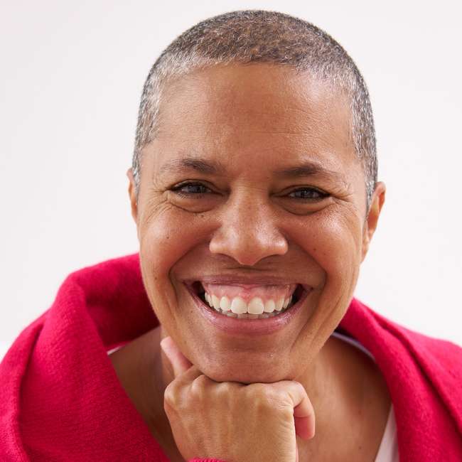 Sabina Hediger hat Kopf auf Hand gestützt und lächelt 